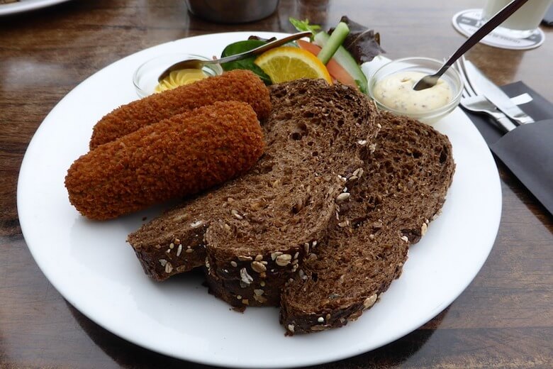 Wat is minder slecht om te eten een broodje kroket of een broodje kaas? Wat is minder slecht om te eten een broodje kroket of een broodje kaas?