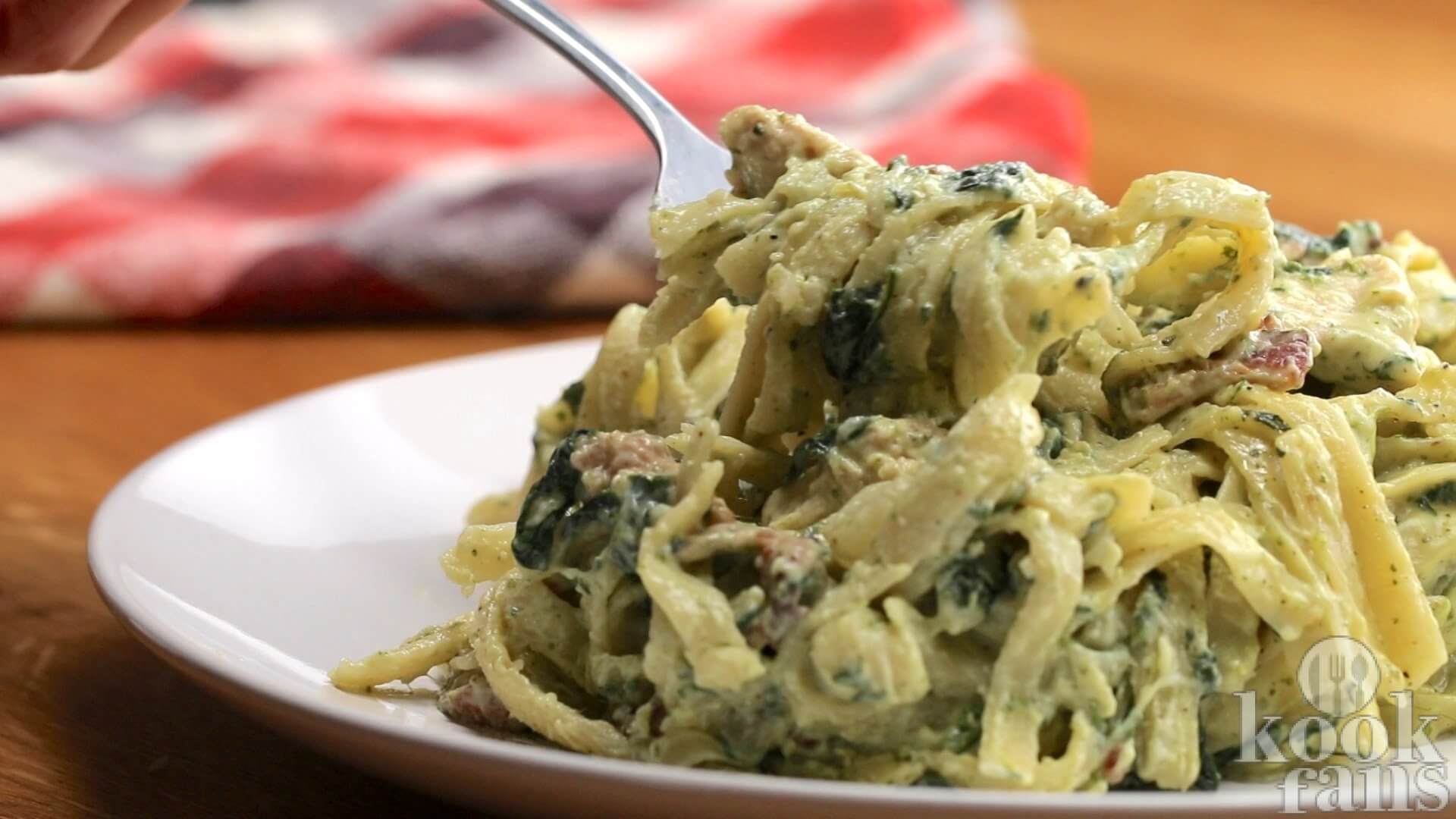 Deze pasta met spinazie en kip is heerlijk romig, lekker
