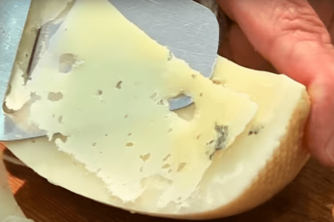 Kun je kaas nog eten wanneer er schimmel op zit? Kun je kaas nog eten wanneer er schimmel op zit?