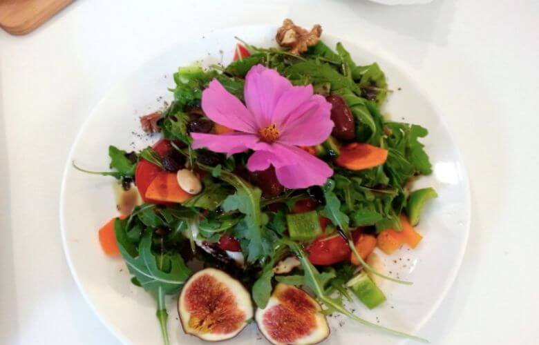 bloemen tuin eten salade